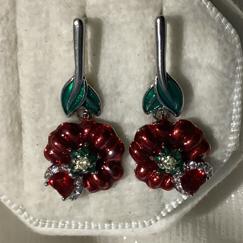 🌺 Silver Enamel Flower Latch snap earrings.